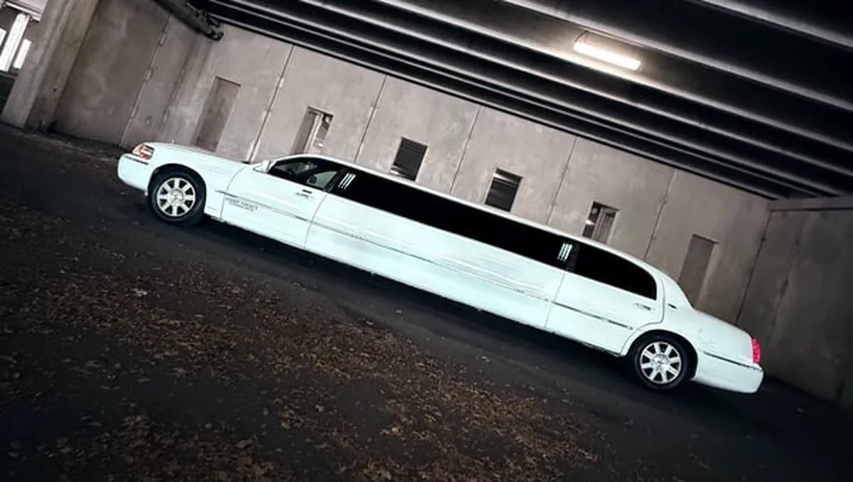 White Lincoln Town CAR Limousine exterior with tinted windows for limo rental in Kent County, RI White Lincoln Town CAR Limousine exterior with tinted windows for limo rental in Kent County, RI