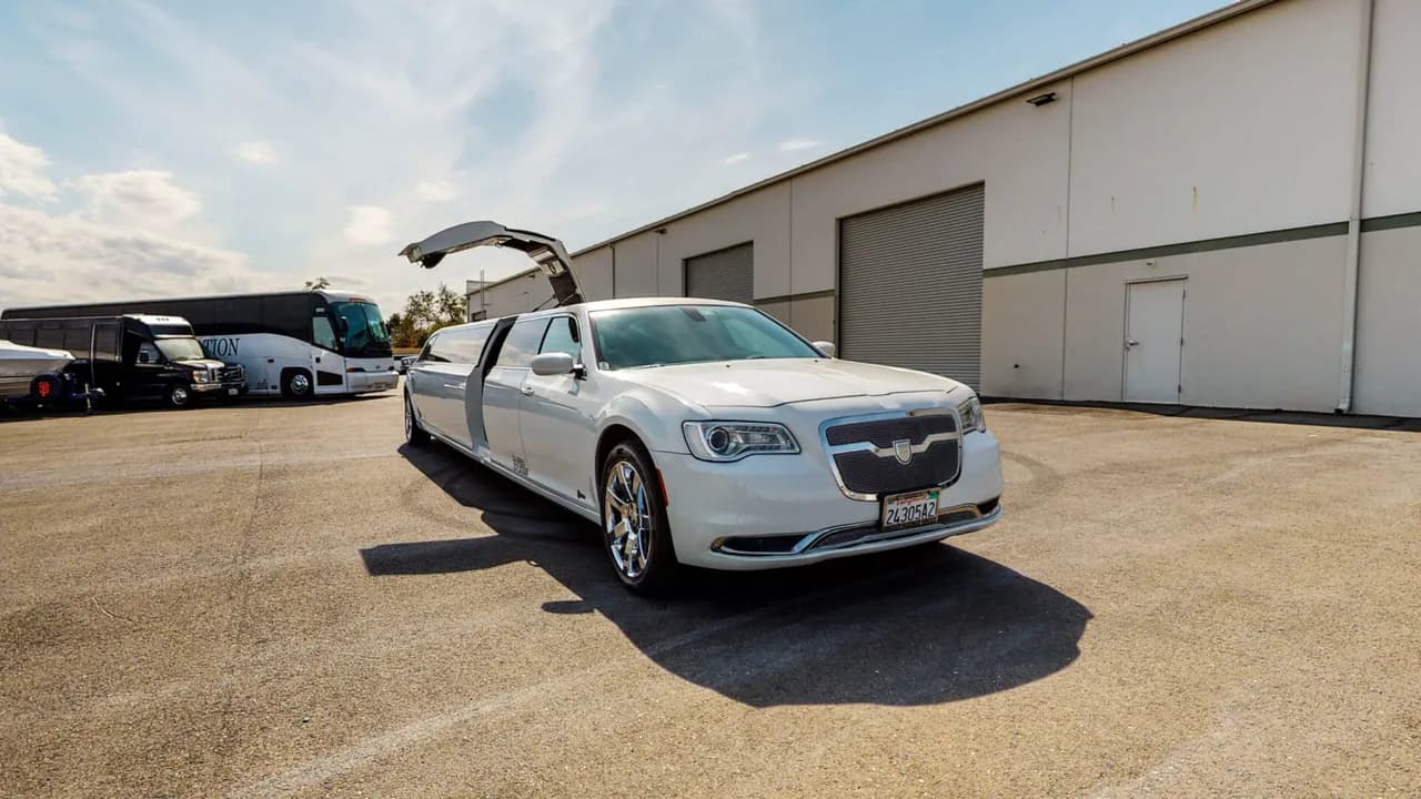 White Chrysler 300 Stretch Limousine no. 2 White Chrysler 300 Stretch Limousine no. 2