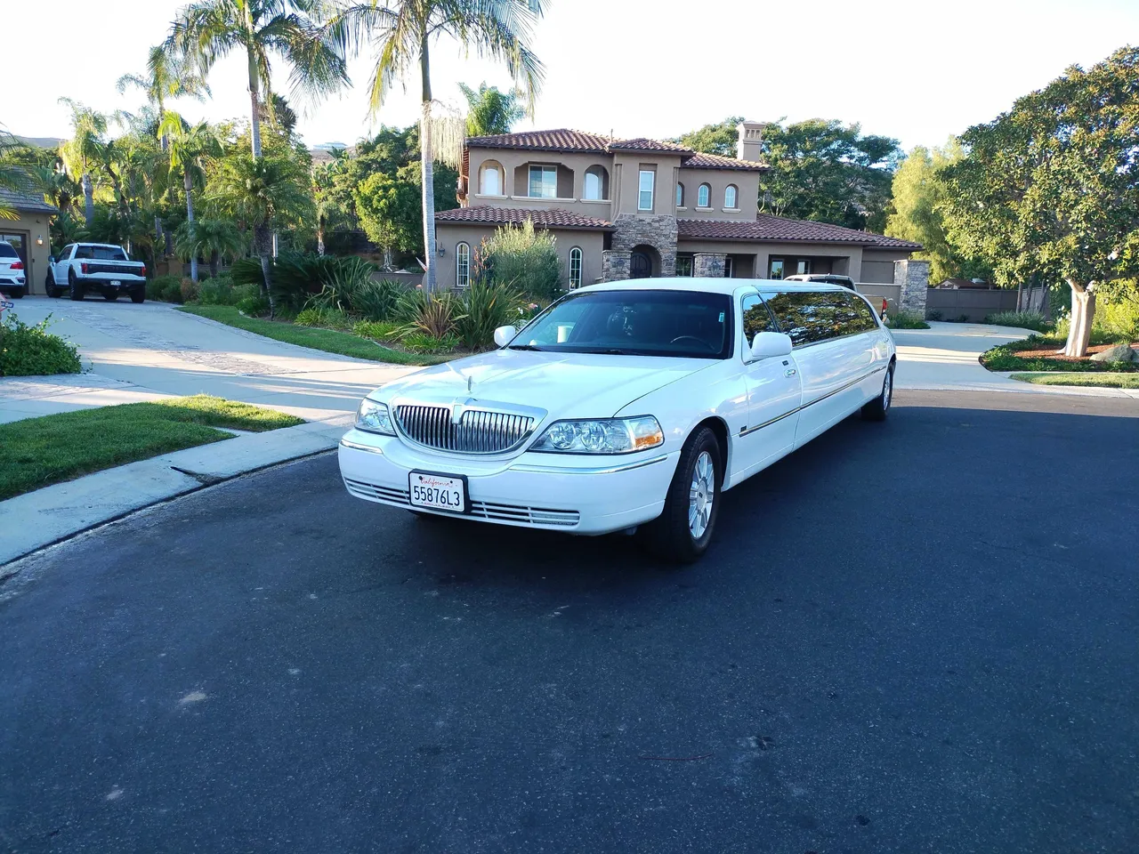White Lincoln limousine for limo rental in Riverside County, CA White Lincoln limousine for limo rental in Riverside County, CA
