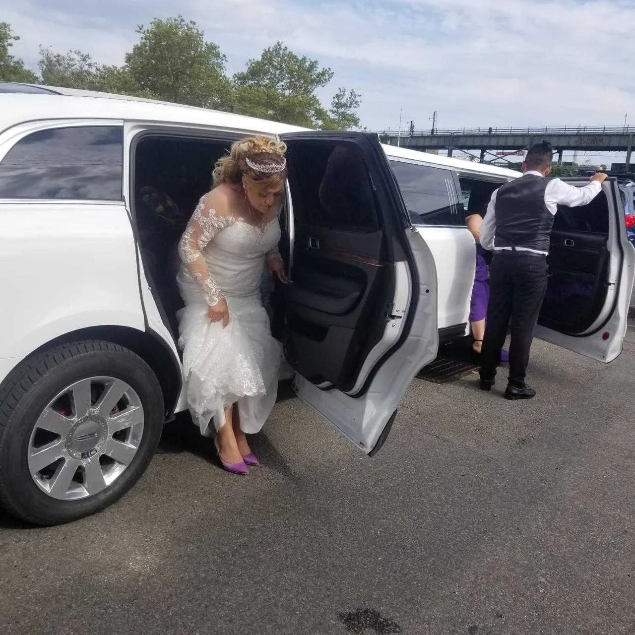 White Lincoln MKT Limo exterior for limo rental in Wirt County, WV White Lincoln MKT Limo exterior for limo rental in Wirt County, WV