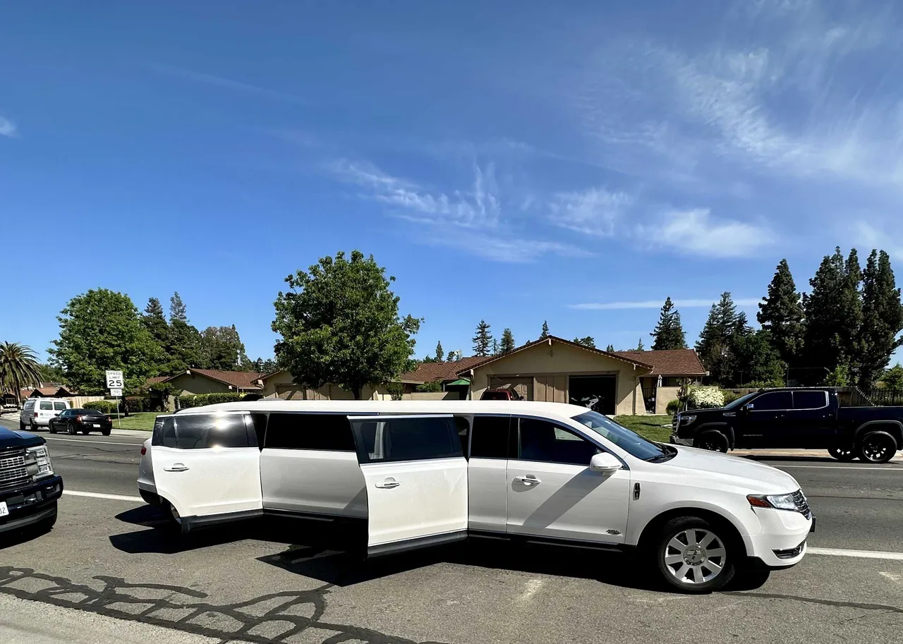 White Lincoln MKT Limo exterior, photo 3 for limo rental in Madera County, CA White Lincoln MKT Limo exterior, photo 3 for limo rental in Madera County, CA