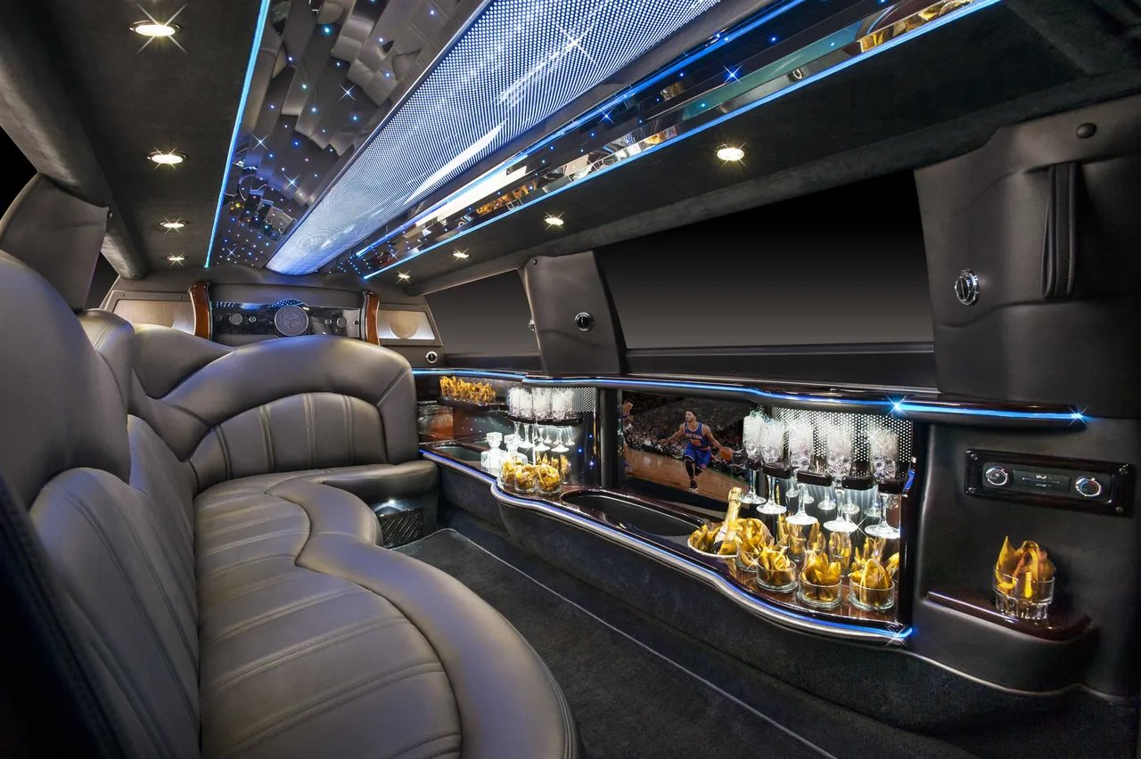 Lincoln Stretch limo interior for limo rental in Miller County, MO