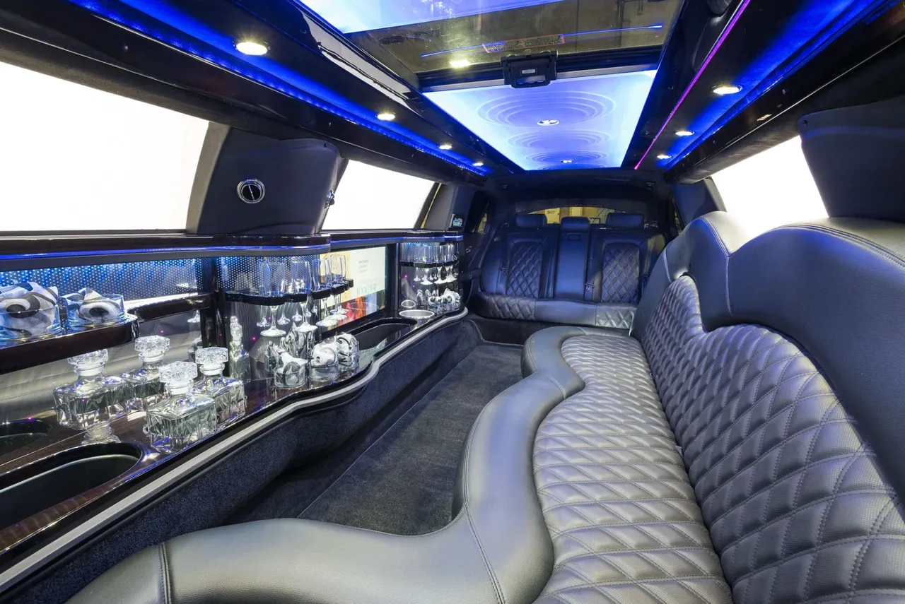 White Lincoln Town Car 10 Passenger Limousine for limo rental