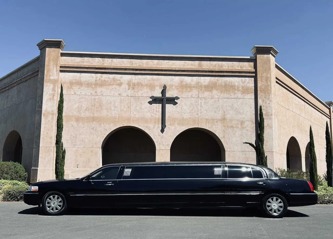 Black Lincoln Towncar Limo with tinted windows for limo rental in Beale Afb, CA Black Lincoln Towncar Limo with tinted windows for limo rental in Beale Afb, CA