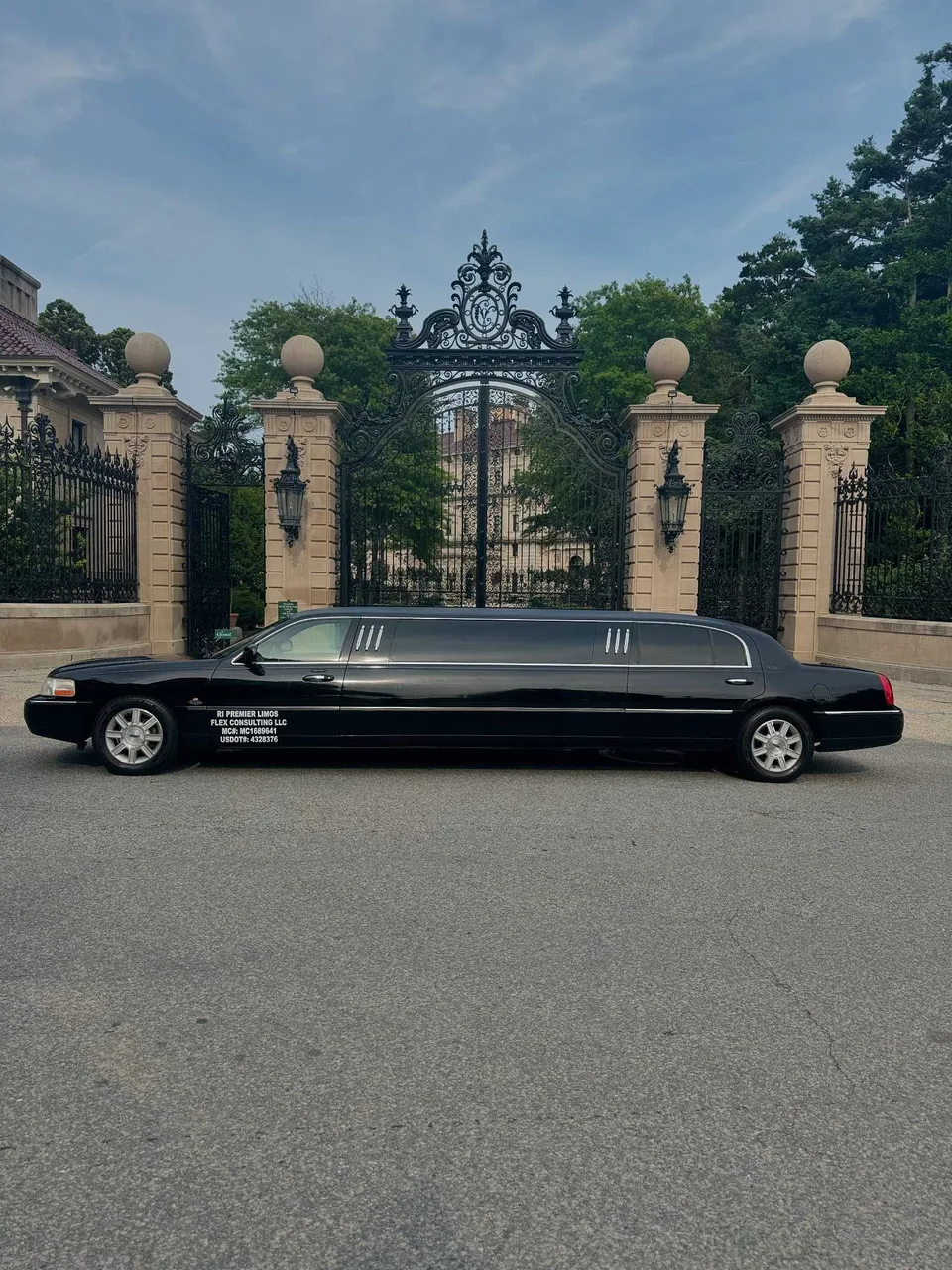 Black Lincoln Towncar Limo for limo rental in Hamilton County, NY Black Lincoln Towncar Limo for limo rental in Hamilton County, NY