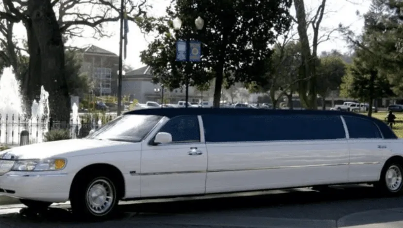 White Lincoln Towncar Limo Tuxedo for limo rental in Squaw Valley, CA