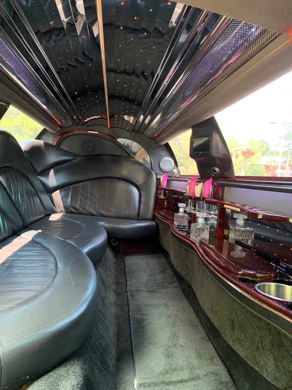 Lincoln Towncar Limousine - Marilyn Monroe interior with perimeter lounge seating, starlight or fiber-optic ceiling and mirrored ceiling for limo rental