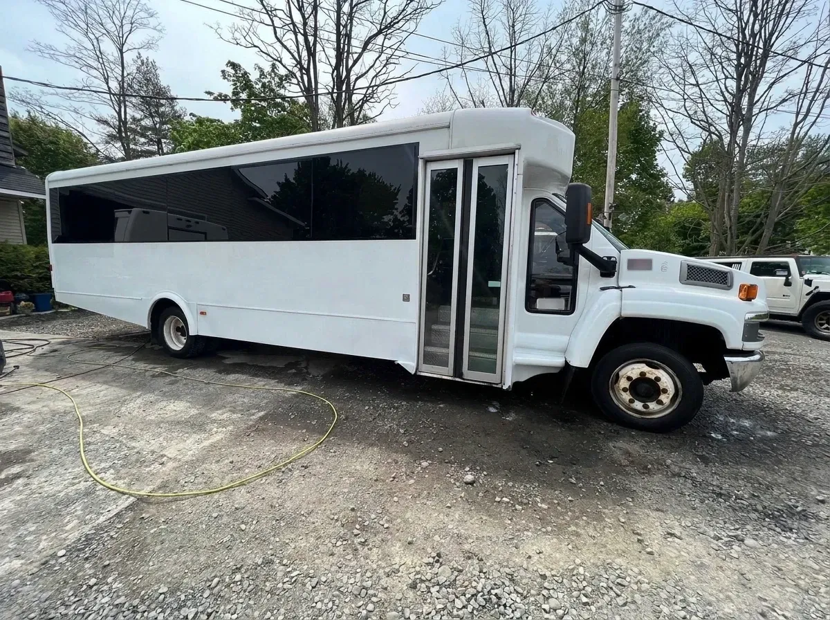 Party Bus - Sophia Loren White Party Bus - Sophia Loren offered for party bus rental