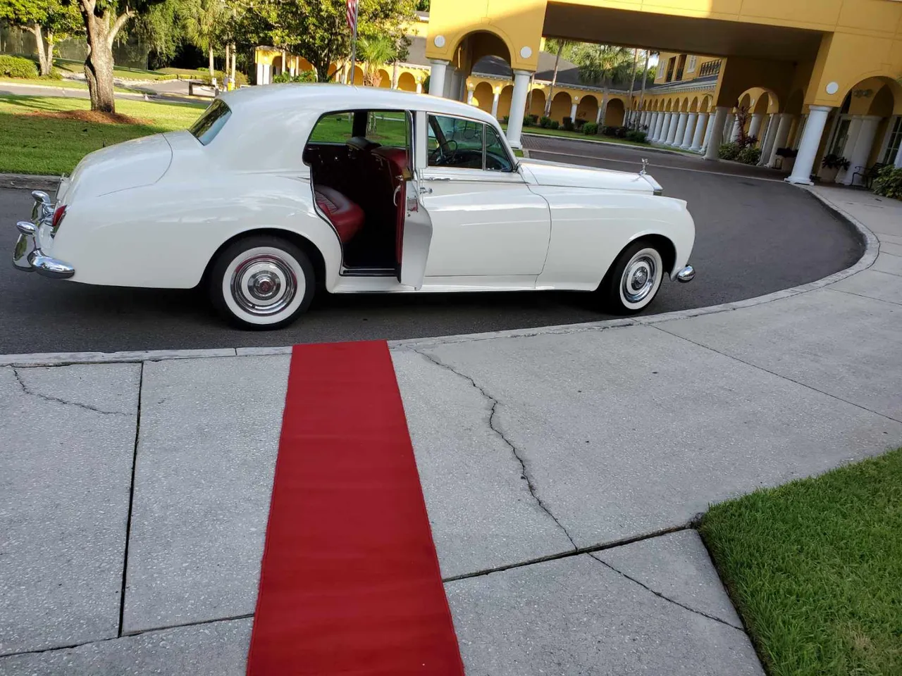 White Rolls-Royce Cloud offered for limo rental