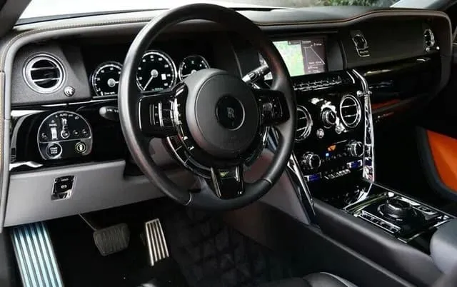 White Rolls-Royce Cullinan no. 4