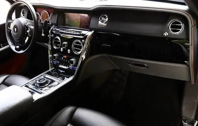 White Rolls-Royce Cullinan no. 5