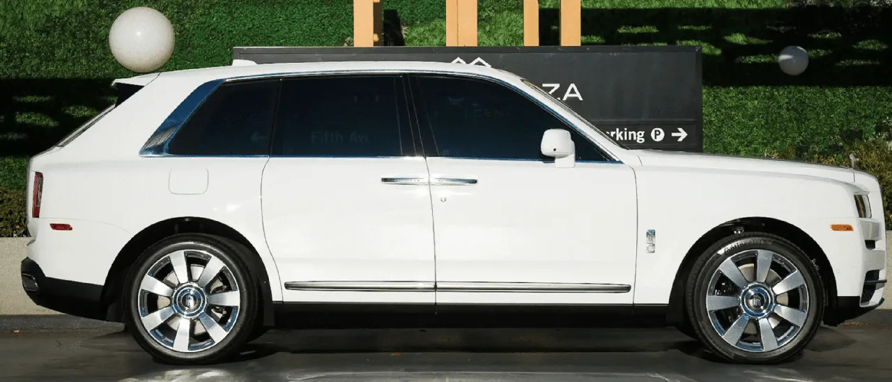 White Rolls-Royce Cullinan offered for limo rental