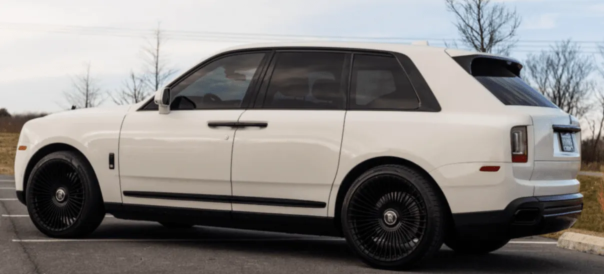 White Rolls-Royce Cullinan offered for limo rental