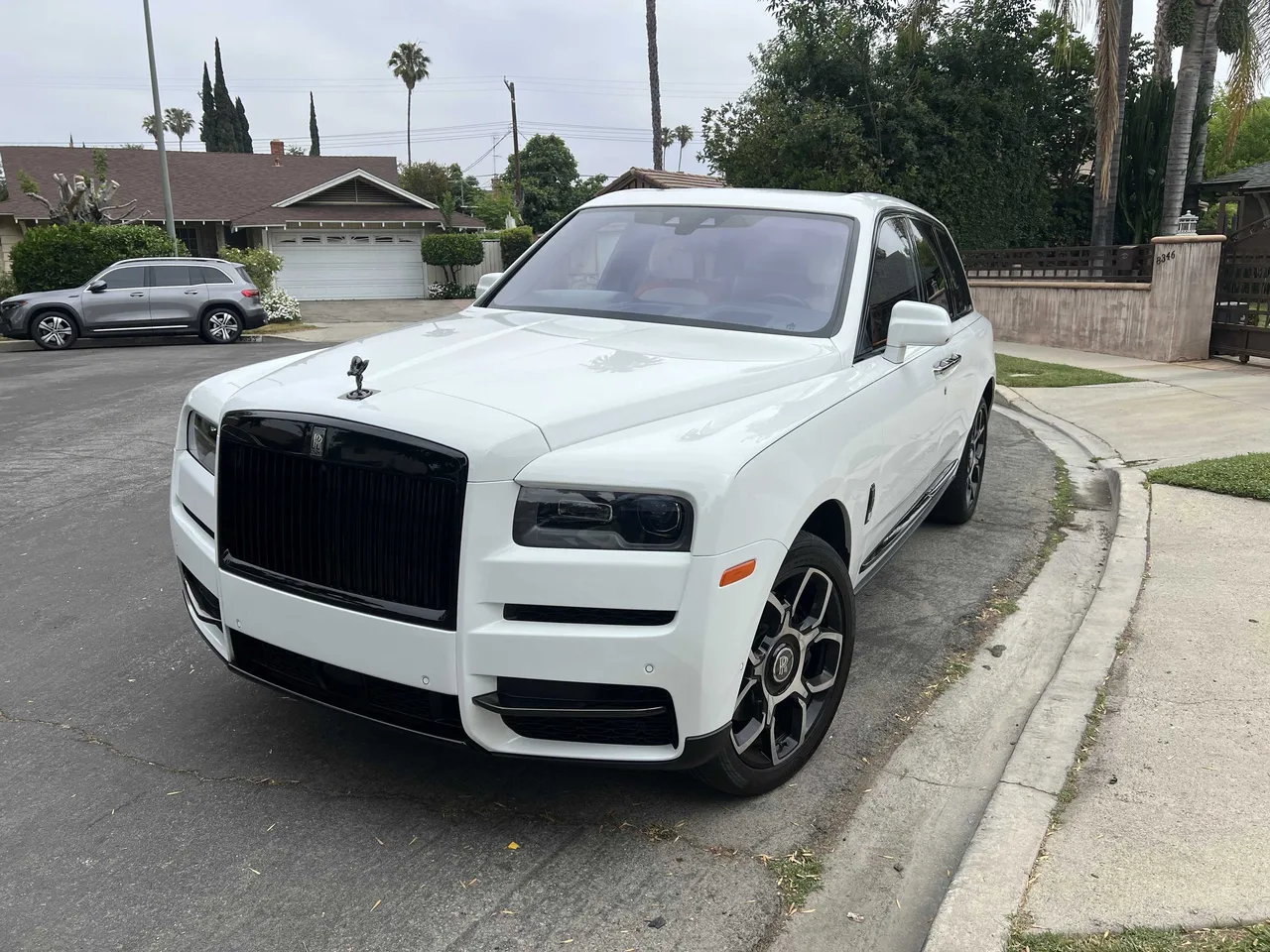 Rolls-Royce Cullinan White exterior shot