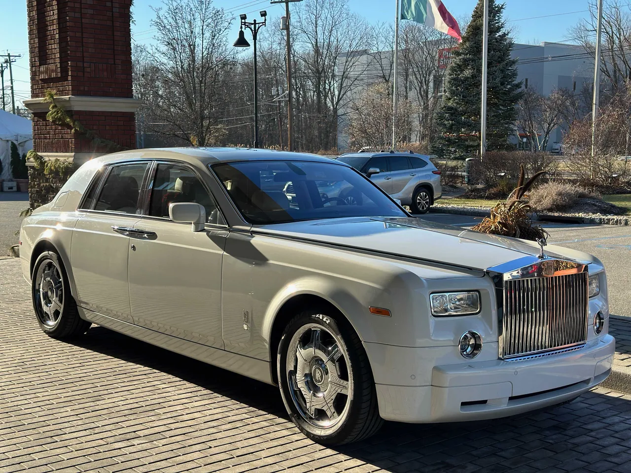 White Rolls-Royce Phantom offered for limo rental