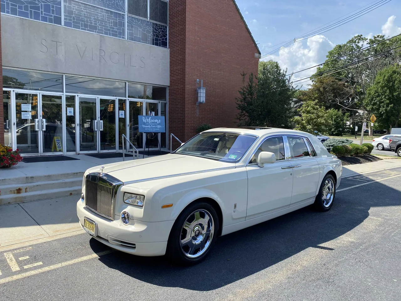 White Rolls-Royce Phantom offered for limo rental