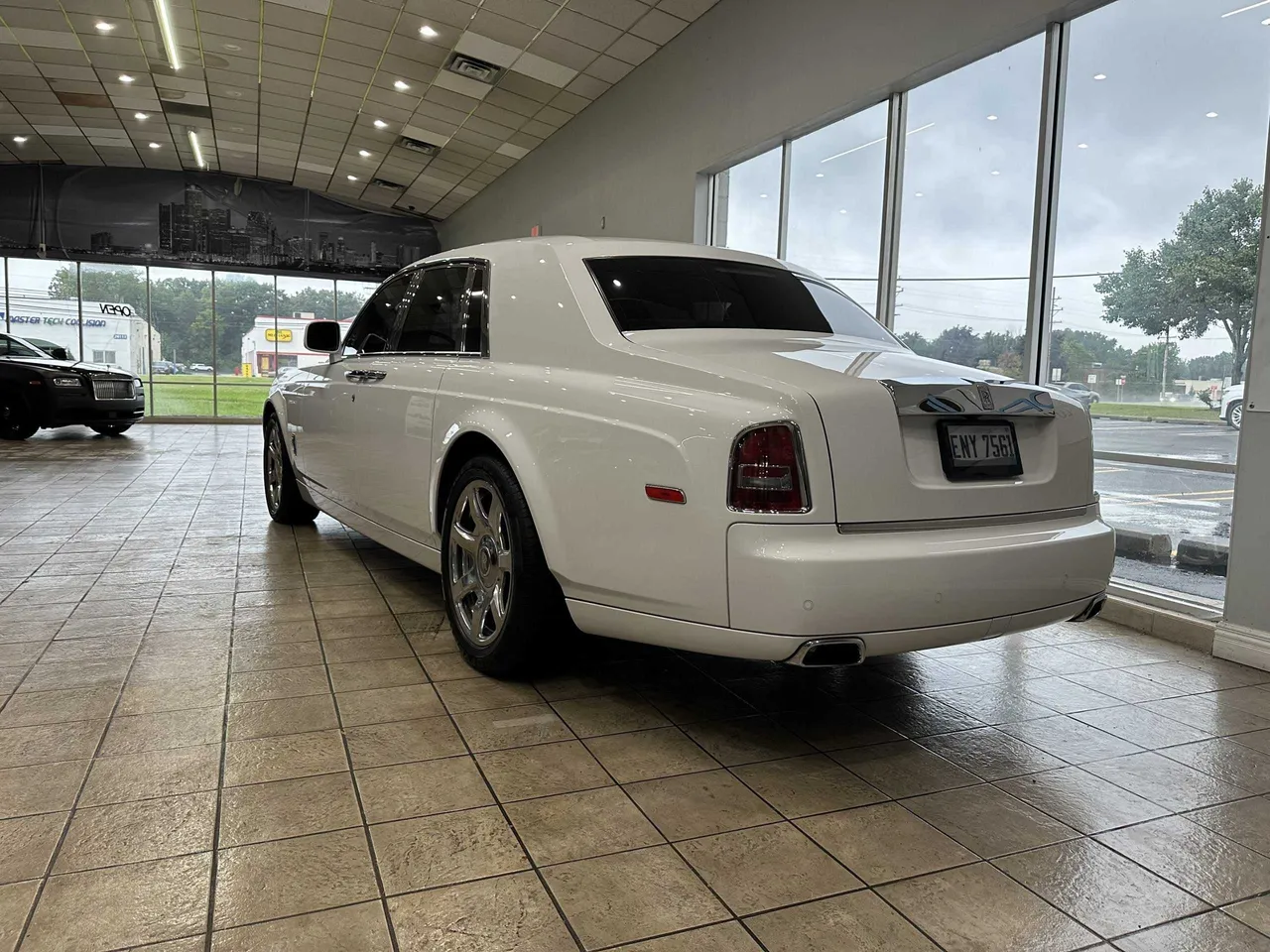 White Rolls-Royce Phantom exterior shot no. 4