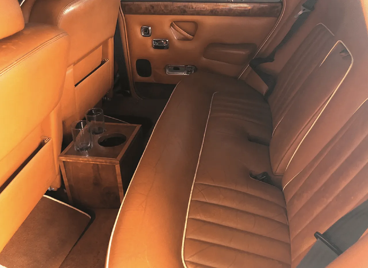 Rolls-Royce Shadow interior shot — cup holders