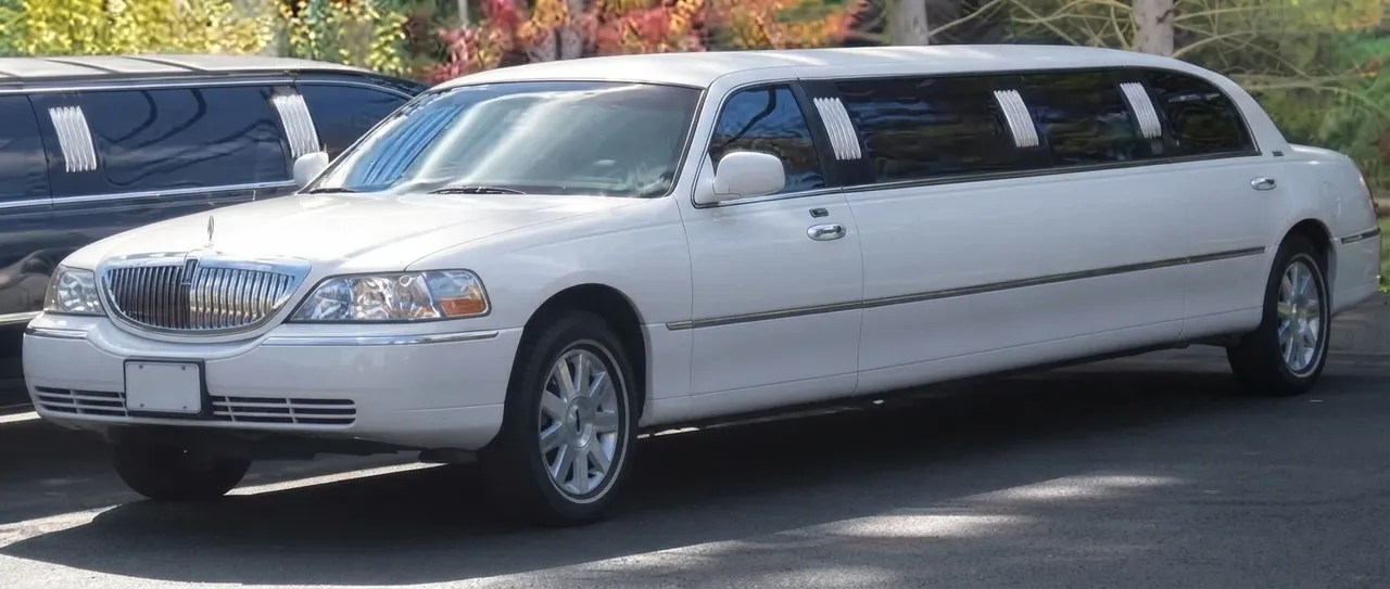 White Lincoln Town Car Limousine White Lincoln Town Car Limousine offered for limo rental