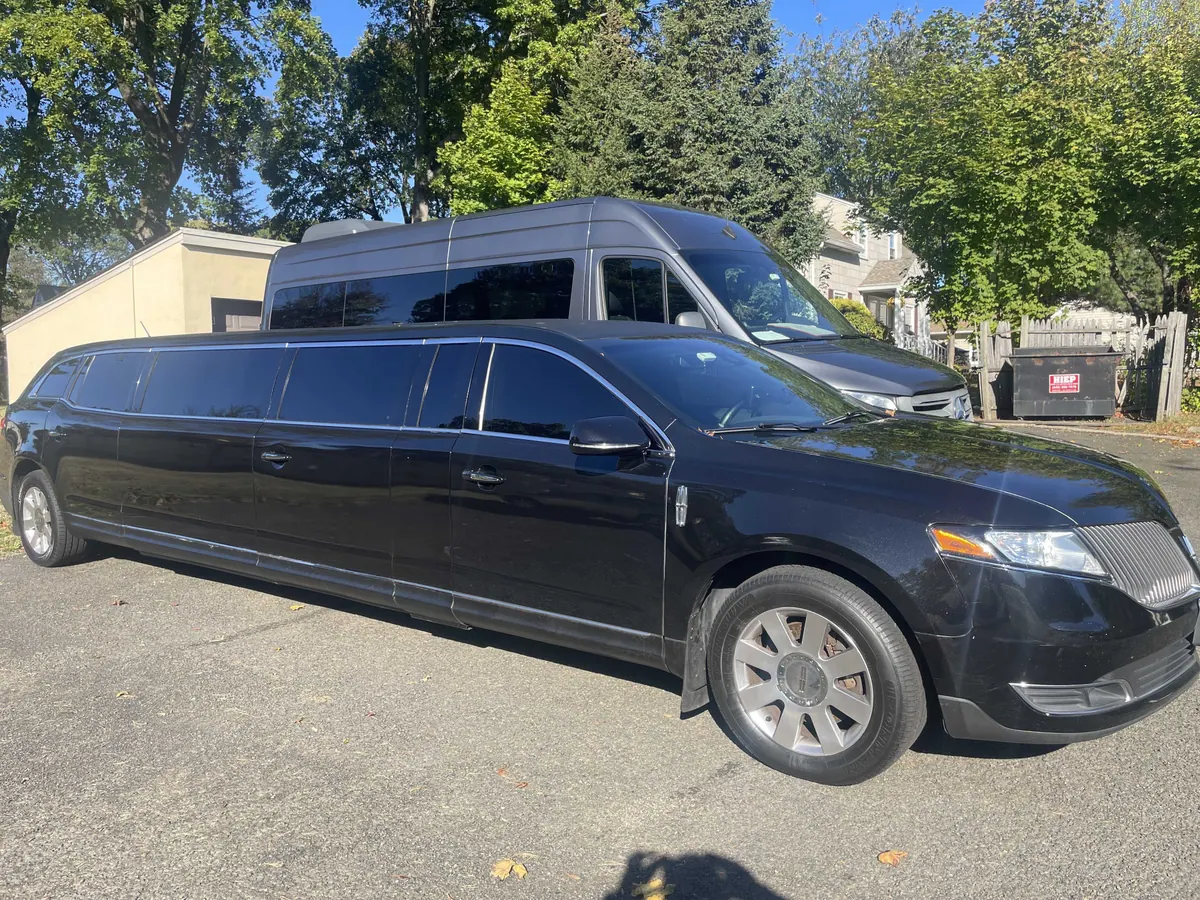 Lincoln MKT Limousine for limo rental in Somerset, NJ